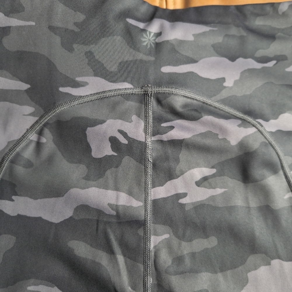Athleta Ultimate Camo 7/8 Tight Size Medium - Picture 7 of 9